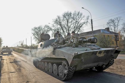 Soldados ucranianos montan en una artillería autopropulsada 2S1 Gvozdika en las afueras de Bakhmut el 9 de noviembre de 2022, en medio de la invasión rusa de Ucrania.