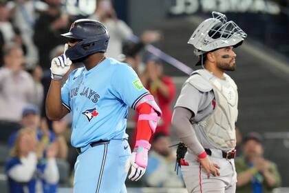 Guerrero conecta jonrón decisivo en la 8va y Azulejos se imponen 4-2 a Medias Rojas