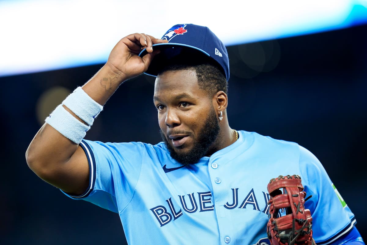 Guerrero Jr. reconoció que su vínculo con Canadá sigue vigente, aunque sigue priorizando a República Dominicana para el Clásico Mundial (Christopher Katsarov/The Canadian Press vía AP)