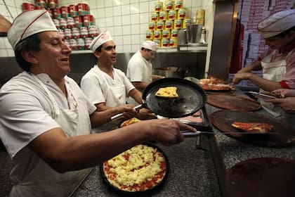El 9 de febrero se celebra el Día Mundial de la Pizza; en nuestro país, la versión más tradicional de este plato es la media masa (foto)