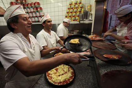 Güerrin tiene cien variedades de pizzas, incluso veganas.