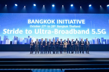 Guests from standards organizations, industry organizations, operators, and Huawei participated in the initiative ceremony (Photo: Business Wire)