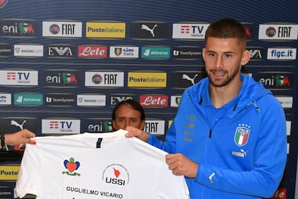 Guglielmo Vicario, arquero de la selección italiana, con la camiseta-premio por su tarea humanitaria tras hospedar en su casa paterna a una familia ucraniana que huyó de la guerra