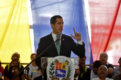Guiadó, ayer, durante una reunión con líderes sindicales en Caracas