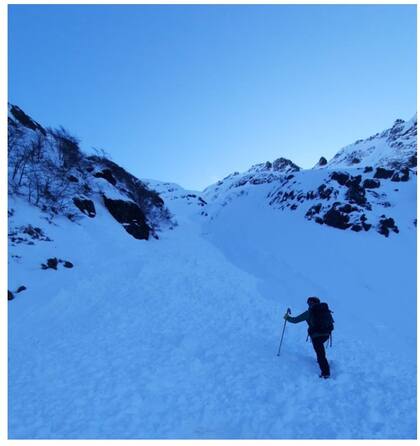 Guías de montaña buscando con DVA en la canaleta por la que descendieron los esquiadores 1 y 2
