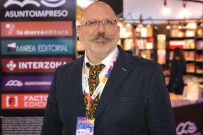 Guido Indij, editor de La Marca, Asunto Impreso, interZona y Factotum, fue elegido editor del año por la Cámara Argentina de Papelerías, Librerías y Afines