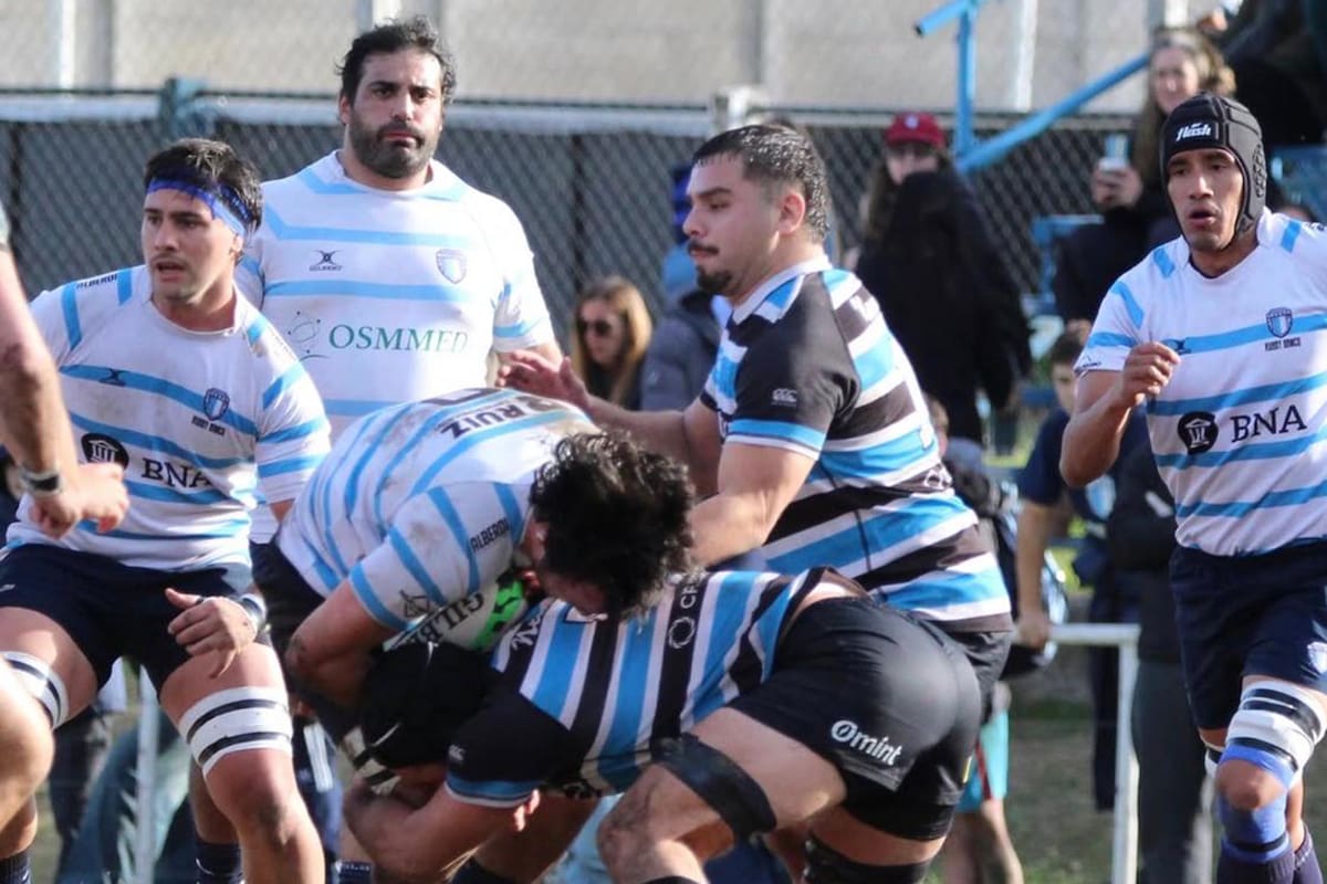 Guido Cambareri (al fondo, de barba) con la camiseta de Banco Nación en el triunfo sobre Liceo Naval; hubo quejas por el pase de un club a otro en la misma temporada, pero URBA no tomará intervención en el caso.