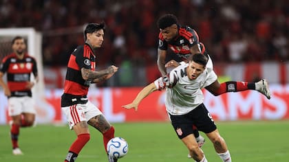 Guido Carrillo aguanta a Emerson Royal mientras mira Erick Pulgar