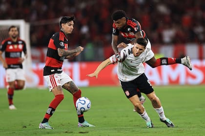 Guido Carrillo aguanta a Emerson Royal mientras mira Erick Pulgar