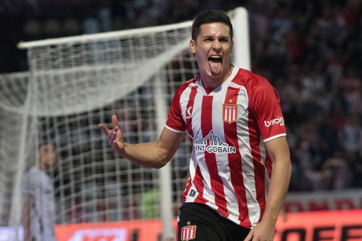 Guido Carrillo, autor de dos goles en la goleada de Estudiantes ante Barracas Central por 3-0, por los cuartos de final de la Copa de la Liga 2024