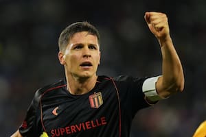 Fue 9 suplente de "un tal Mbappé", lo quisieron Guillermo y Gallardo y sigue implacable a los 35