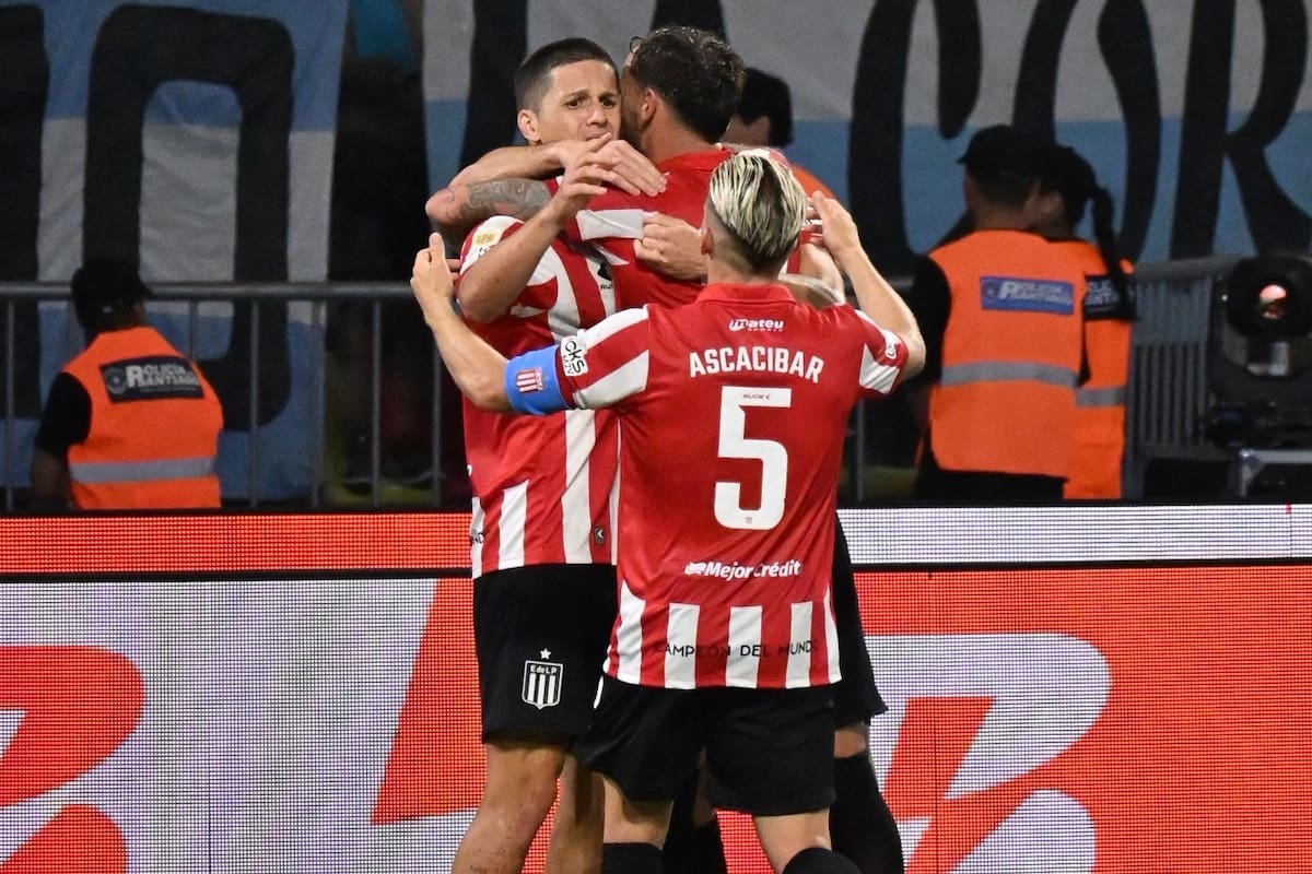 Guido Carrillo celebra su gol con Santiago Ascacibar, capitán de Estudiantes; el Pincha ganó el Torneo Clausura 2025