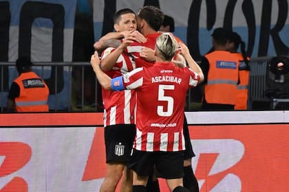 Guido Carrillo celebra su gol con Santiago Ascacibar, capitán de Estudiantes; el Pincha ganó el Torneo Clausura 2025