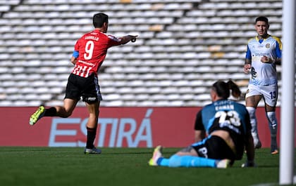 Guido Carrillo convirtió uno de los goles con los que Estudiantes eliminó a Rosario Central de la Copa Argentina
