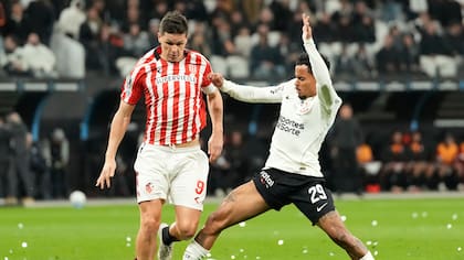 Guido Carrillo, Estudiantes de La Plata, disputa la pelota con Allan, en el inicio del partido con Corinthians en Brasil