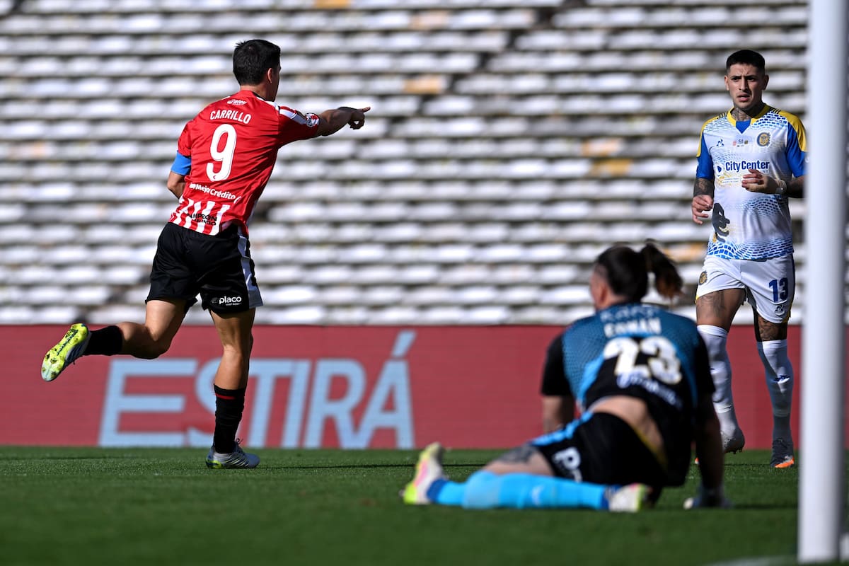 Guido Carrillo festeja su golazo de cabeza para Estudiantes; lo sufren Avila y Ledesma