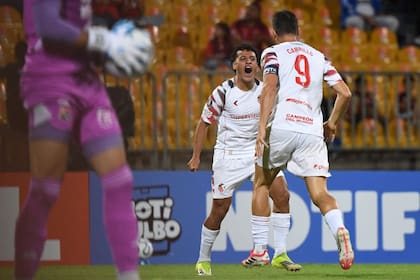 Guido Carrillo se suma al festejo tempranero de Tiago Palacios, cuyo remate estableció el 1-0 tras desviarse decisivamente en José Ortiz.