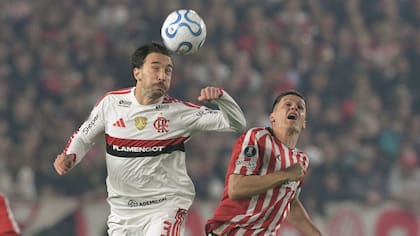 Guido Carrillo y Leo Ortiz se disputan la pelota durante el partido entre Estudiantes y Flamengo por las semifinales de la Copa Libertadores