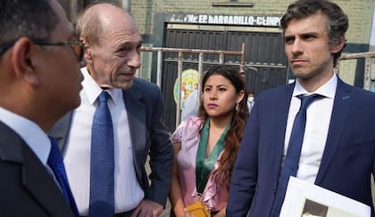 Guido Croxatto junto a Raúl Zaffaroni en el lugar de detención de Pedro Castillo