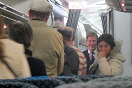 Guido despidiendo a los pasajeros, después de un largo viaje