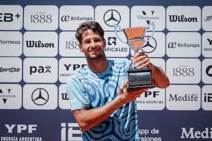 Guido Iván Justo, con su primer trofeo como campeón de Challenger, en Tigre