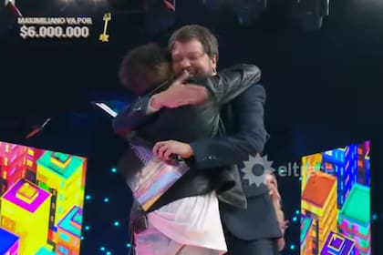 Guido Kaczka abrazó a un participante en plano programa (Foto: Captura de TV / eltrece)