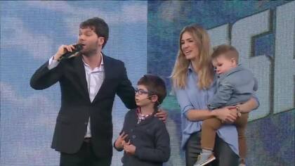 Guido Kaczka con su mujer y sus hijos Benjamín y Helena