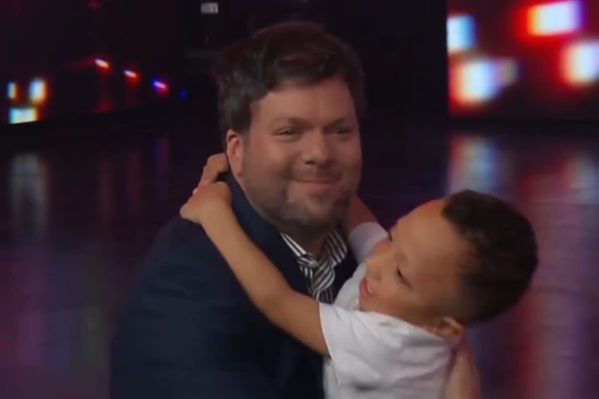 Guido Kaczka junto a uno de los gemelos virales