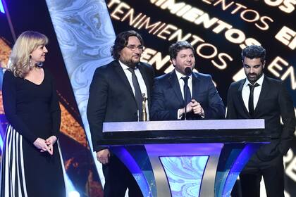 Guido Kaczka, recibiendo el Martín Fierro al mejor programa de entretenimientos por La tribuna de Guido