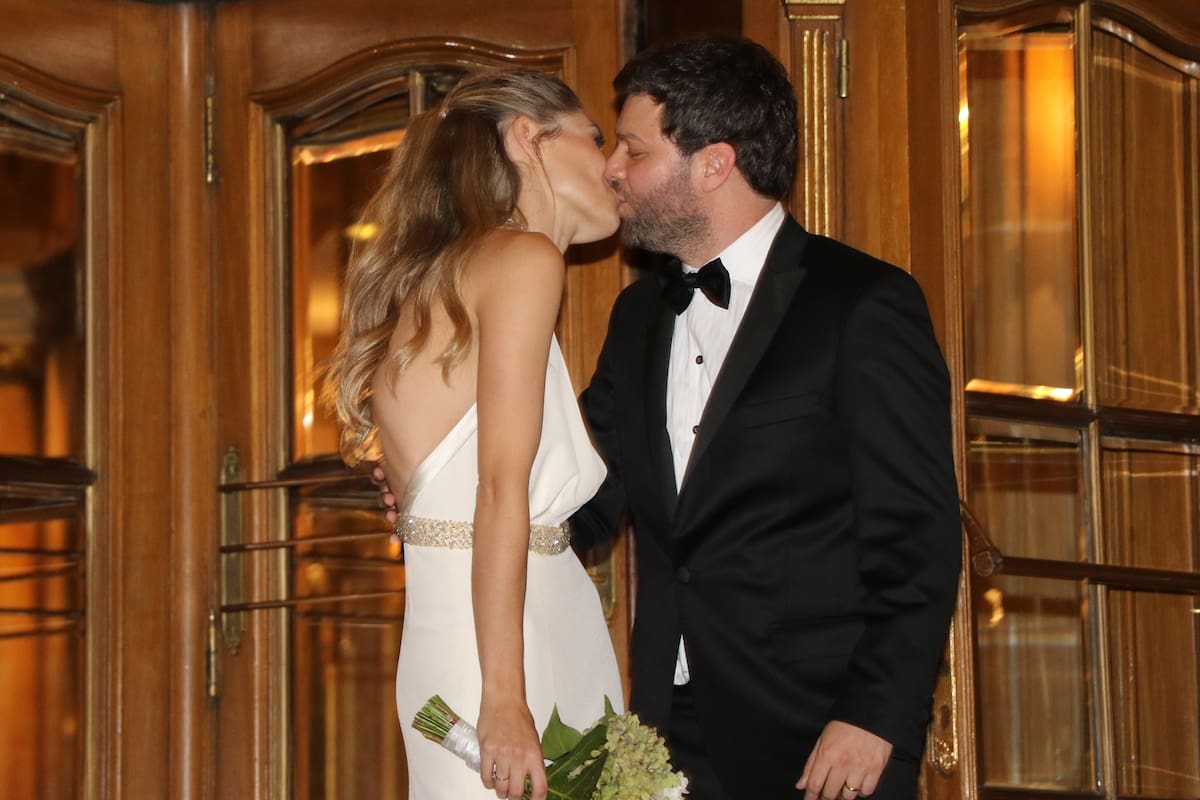 Guido Kaczka salió a posar para los fotógrafos con su flamante mujer