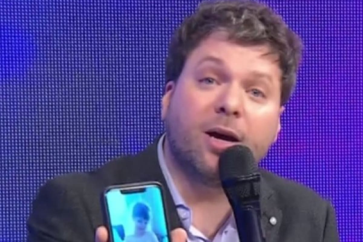 Guido Kaczka tomó su celular y mostró una foto de la pequeña (Foto: Captura de video)