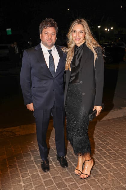 Guido Kaczka y su esposa, Soledad Rodríguez, apostaron por la elegancia: él -nominado como conductor y por su programa, No está todo dicho- lució un traje azul y ella combinó una falda tubo con flecos, un top de escote halter y un saco negro