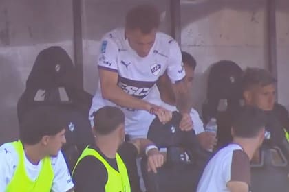 Guido Mainero, con sangre en su mano: no le gustó salir, le pegó una piña al banco de suplentes y le tuvieron que dar cuatro puntos para curarlo