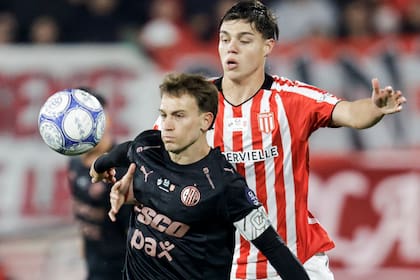 Guido Mainero, el capitán de Platense, recibe ante la marca de Tomás Palacios, el defensor que liberó la selección para que Estudiantes disponga del zaguero ante tantas ausencias por lesiones