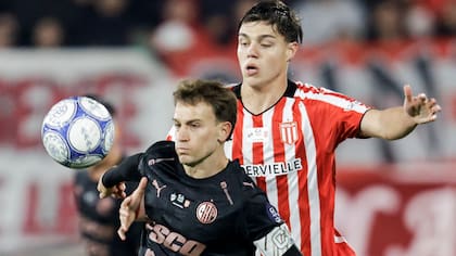 Guido Mainero intenta maniobrar en el duelo entre Platense y Estudiantes