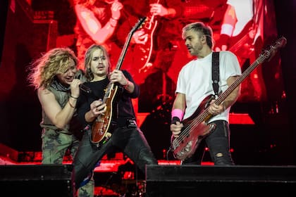 Guido, Pato y Gastón Sardelli, en el show que Airbag dio el viernes en Vélez