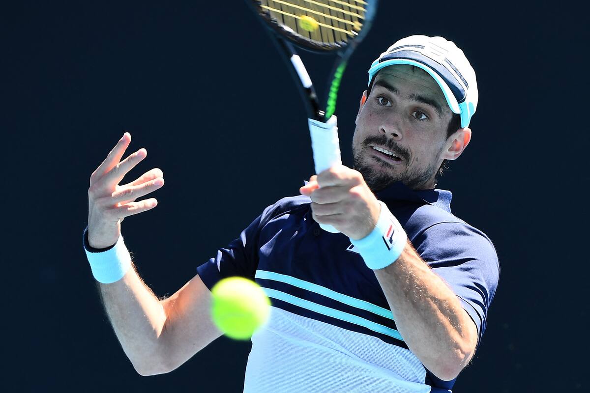Guido Pella devuelve una pelota del croata Borna Coric.