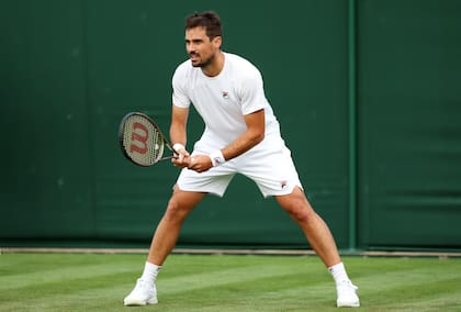 Guido Pella esperando un saque de Coric, en Wimbledon