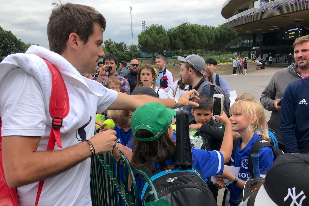 Guido Pella firma autografoas en Wimbledon