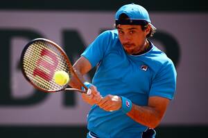 Guido Pella impacta de revés en su partido ante el francés Quentin Halys en la cancha 7 de Roland Garros