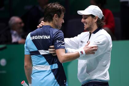 Guido Pella y Gastón Gaudio celebran el punto ante Chile