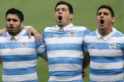 Guido Petti Pagadizábal durante el himno, junto con Nahuel Tetaz Chaparro y Pablo Matera