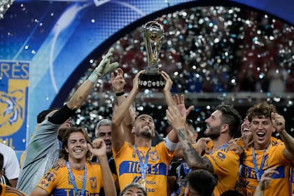 Guido Pizarro, capitán de Tigres, levanta el trofeo del torneo Clausura 2023