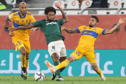 Guido Pizarro y Aquino, de Tigres, encierran a Luiz Adriano, de Palmeiras