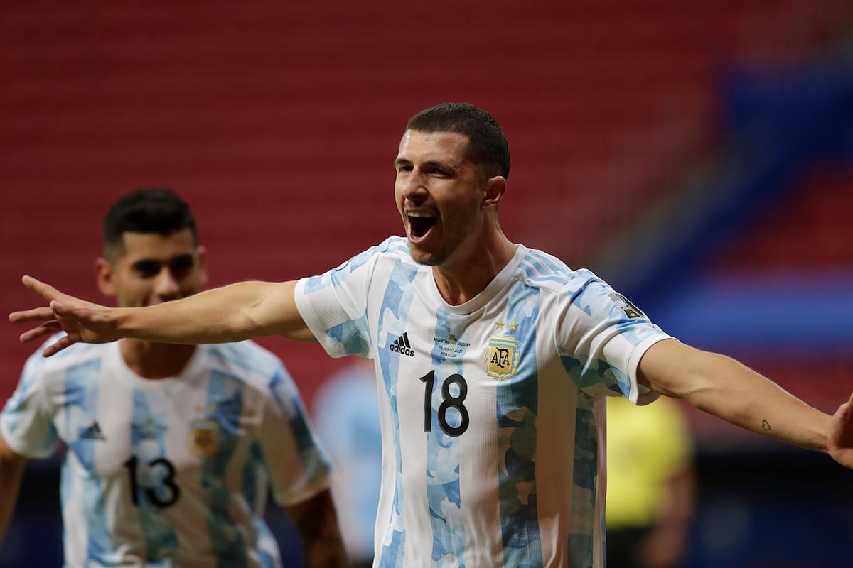 Guido Rodríguez celebra su primer gol en la selección argentina, frente a Uruguay por la Copa América; el mediocampista central debió reemplazar a un titular fijo, Leandro Paredes, y respondió con una buena labor; atrás, Cristian Romero.