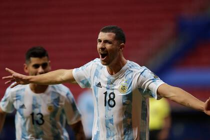 Guido Rodríguez celebra su primer gol en la selección argentina, frente a Uruguay por la Copa América; el mediocampista central debió reemplazar a un titular fijo, Leandro Paredes, y respondió con una buena labor; atrás, Cristian Romero.