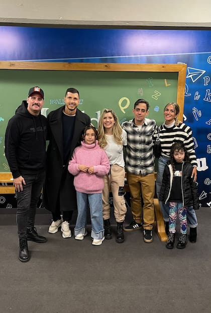 Guido Rodríguez junto a su esposa, su hija y tres de los protagonistas de la obra: José María Listorti, "Soy Rada" y Laurita Fernández