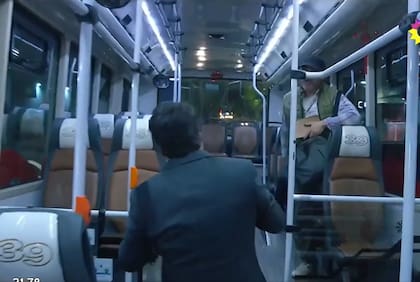 Guido se subió a un colectivo de la línea 39 y divirtió a los espectadores (Captura: El Trece)