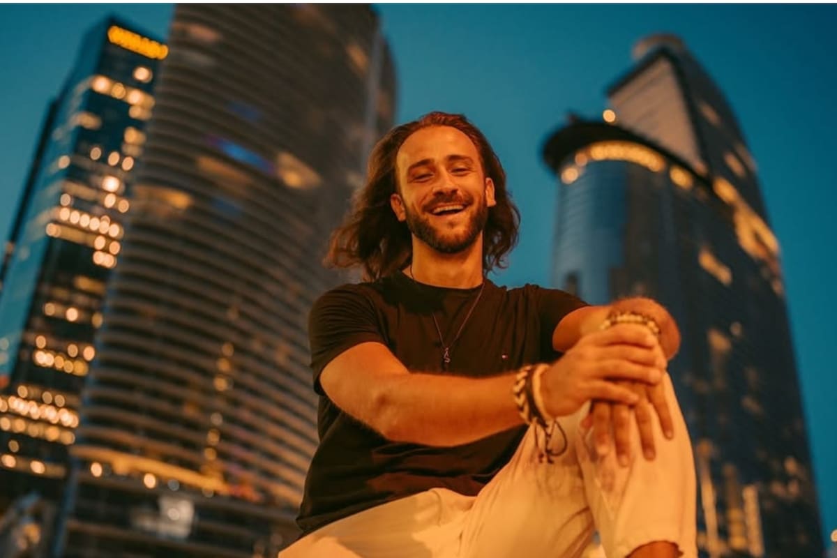Guido Sueldo creció en Buenos Aires y luego de trabajar más de una década en una empresa de gas, decidió que su destino era dedicarse al arte