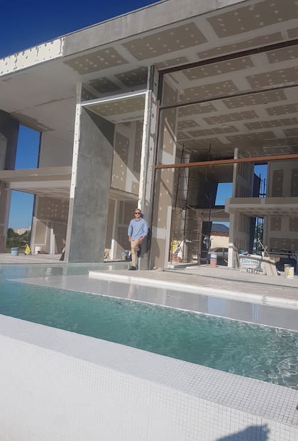 Guido Süller muestra la casa que él mismo diseñó